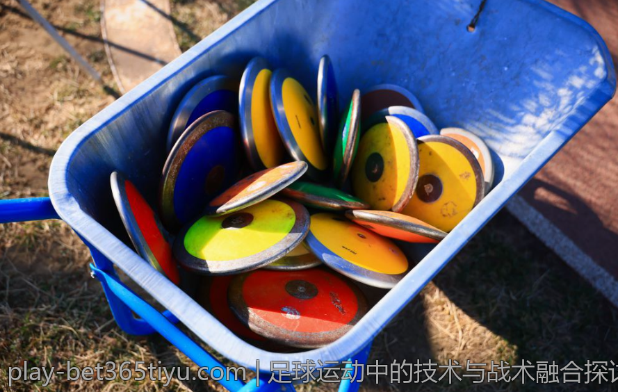 足球运动中的技术与战术融合探讨